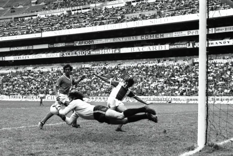 Marín en acción con Cruz Azul en 1974