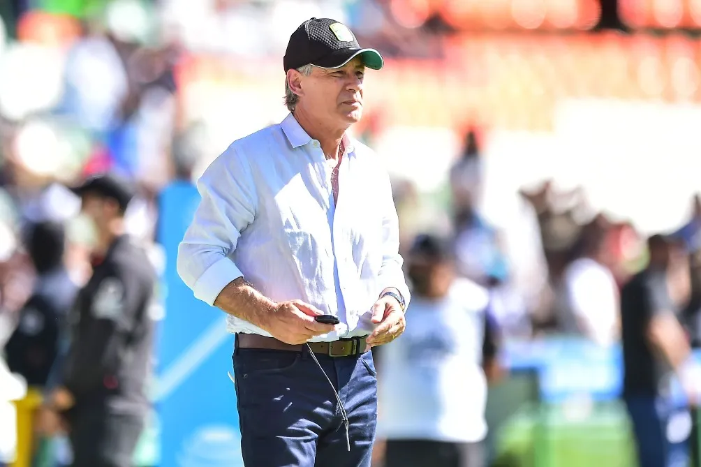 Ariel Holan dirigiendo a León