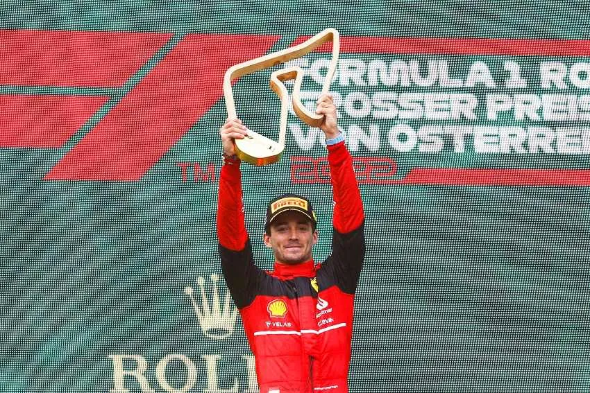 Leclerc en un podio de la F1