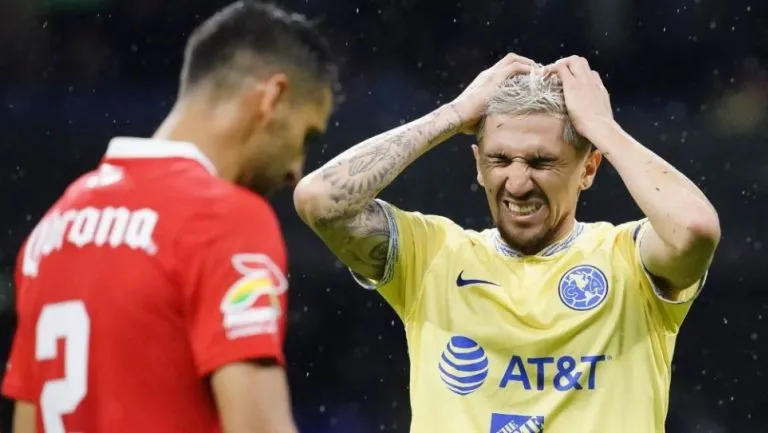 Diego Valdés lamentando una falla