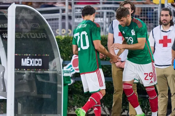 Henry Martín junto a Santiago Giménez