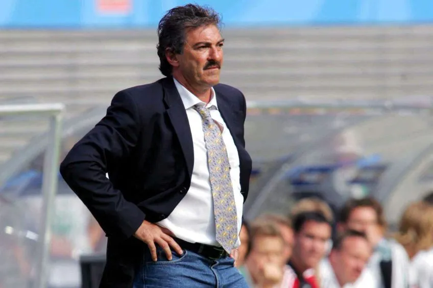 Ricardo La Volpe dirigiendo a la Selección Mexicana
