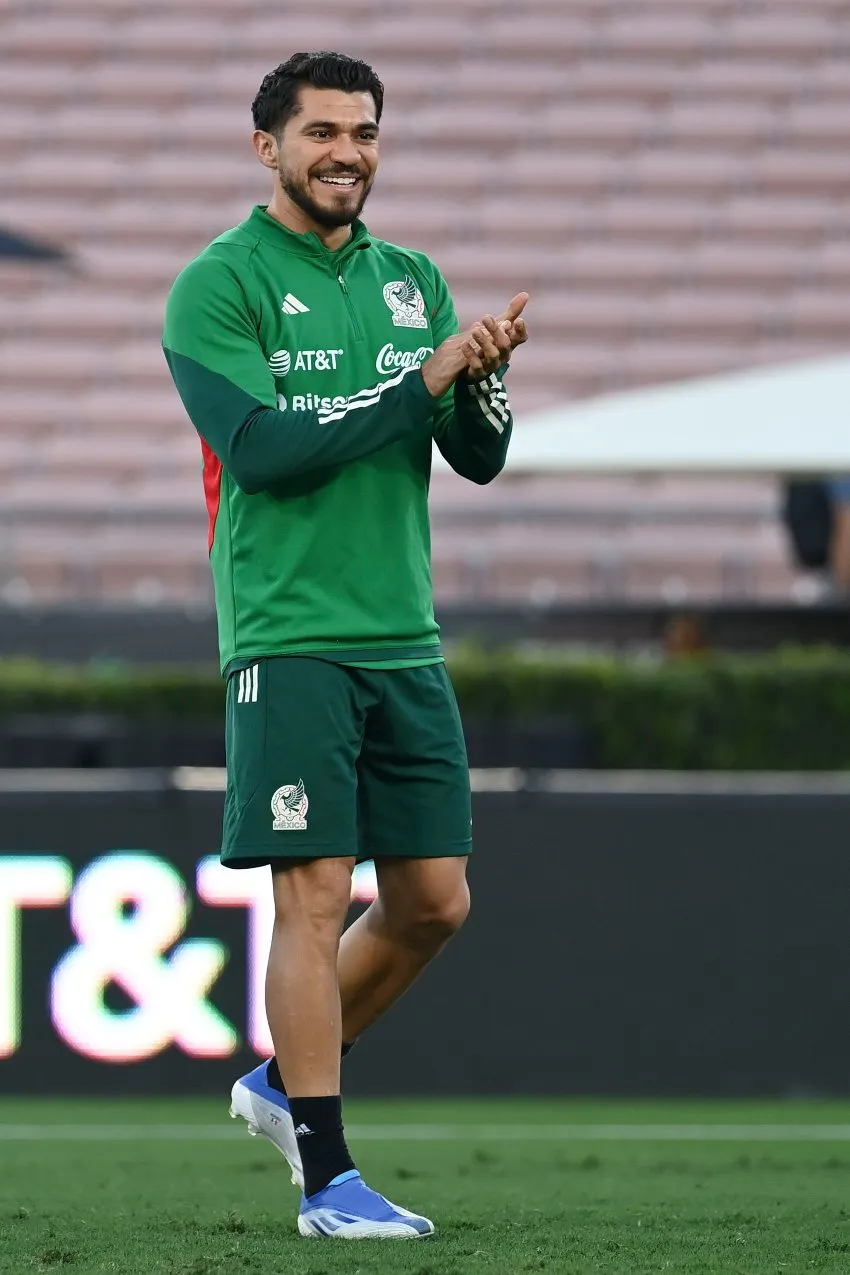 Henry Martín en entrenamiento con el Tri