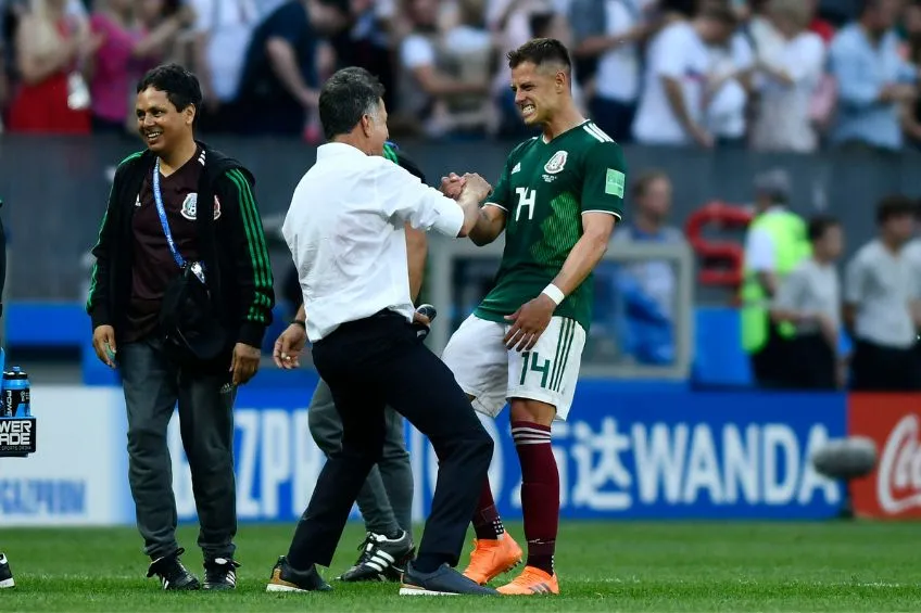 IMAGO7 Osorio y Chicharito tras un partido de México