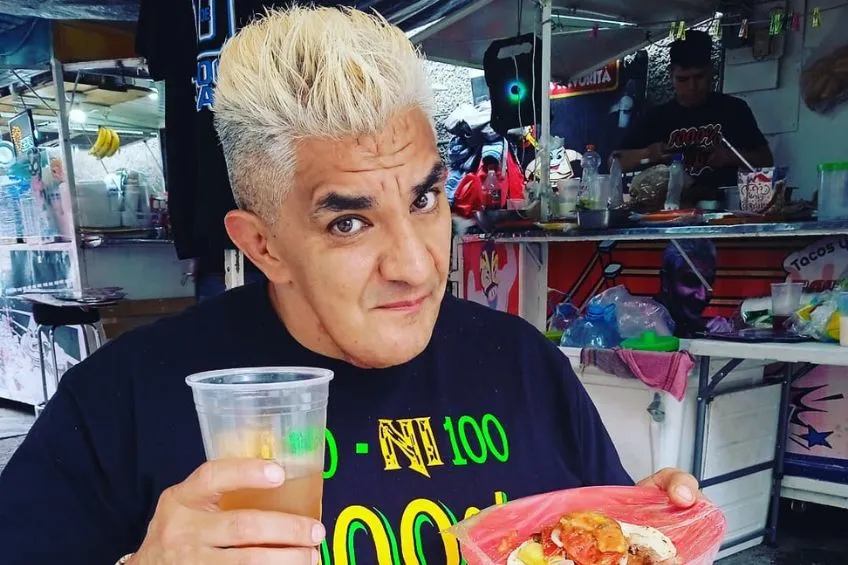 INSTAGRAM: @GuapoShockOficial Shocker en un puesto de comida