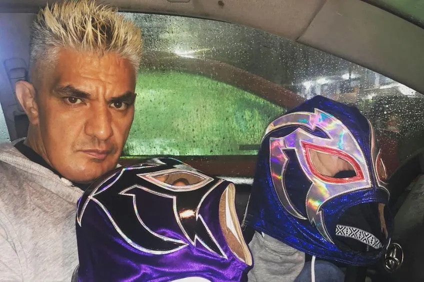 INSTAGRAM: @GuapoShockOficial Shocker promocionando artículos de lucha