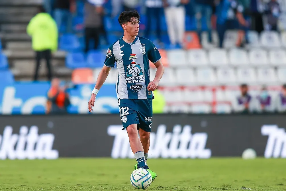 MEXSPORT Kevin Álvarez controla el balón