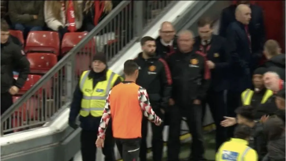 Cristiano saliendo hacia los vestidores