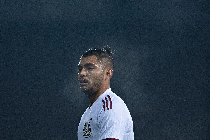 Tecatito Corona en un partido de México