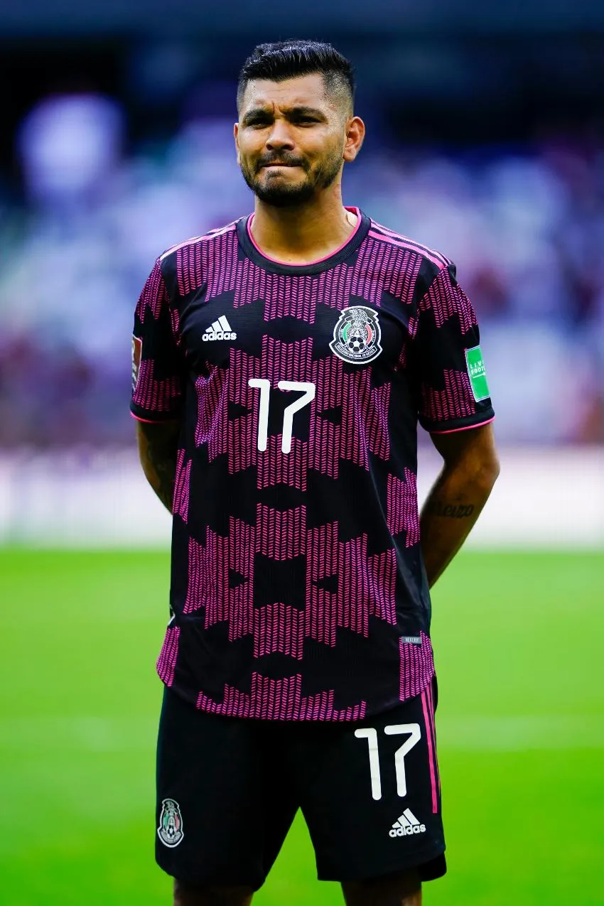 Tecatito Corona en un partido de México