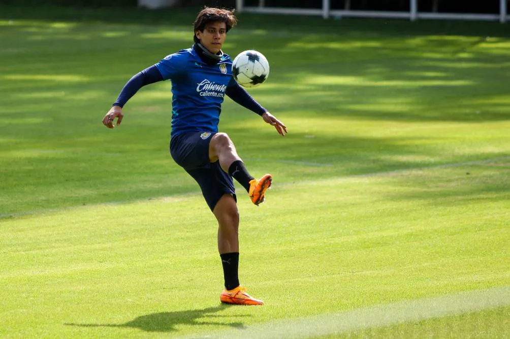José Juan Macías en un entrenamiento con Chivas
