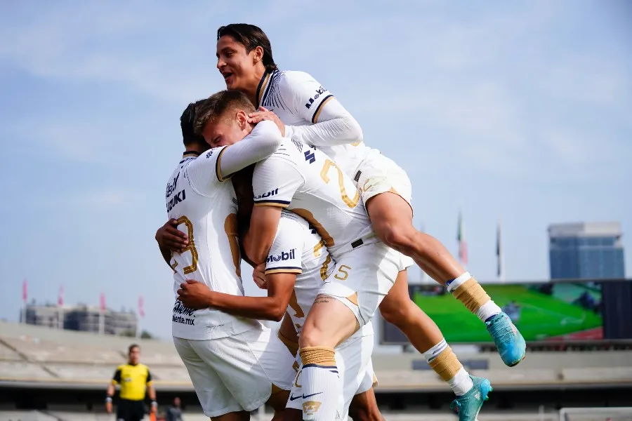 Jugadores de Pumas festejan gol en la Final Sub 20