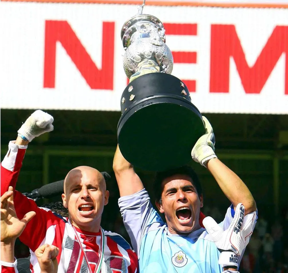 El antiguo trofeo en la Primera División