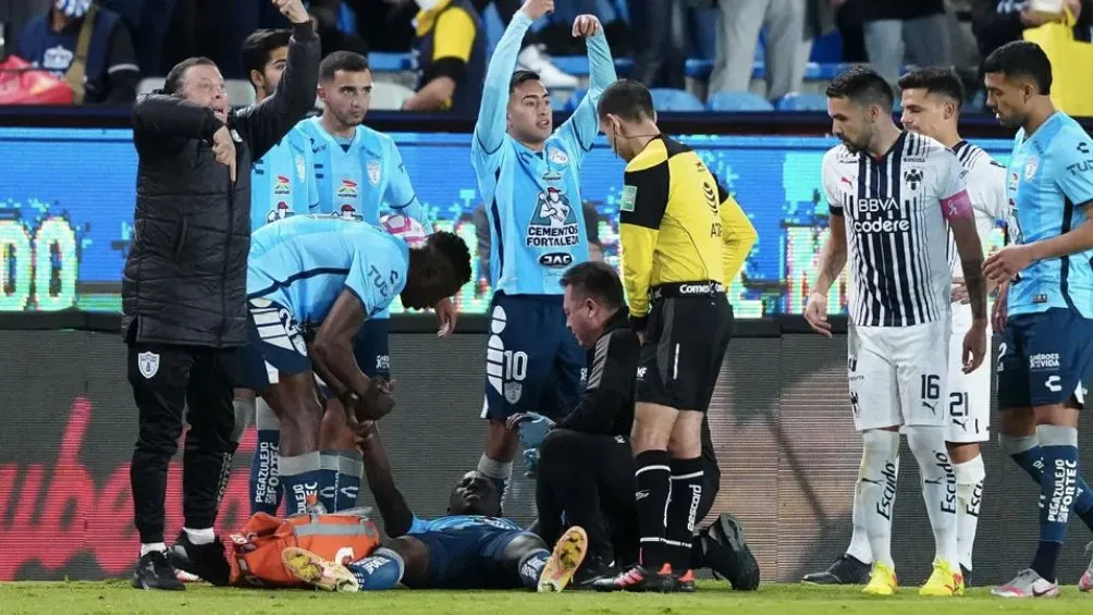 Los jugadores de Pachuca pidiendo el cambio