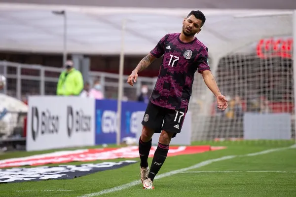 Tecatito Corona durante partido con la Selección Mexicana