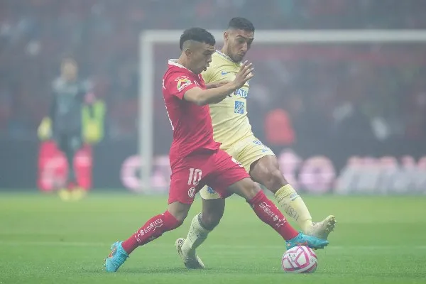 Leo Fernández en acción con Toluca vs América en la Ida de la Semifinal del AP22