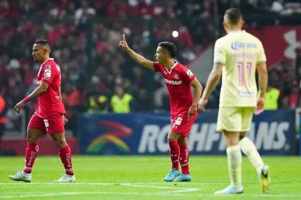 Leo Fernández en acción con Toluca vs América en la Ida de la Semifinal del AP22