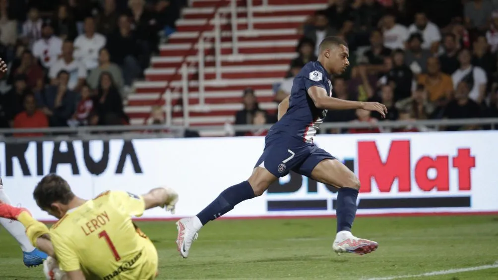 TWITTER: @PSG_Inside Kylian celebra su primer tanto