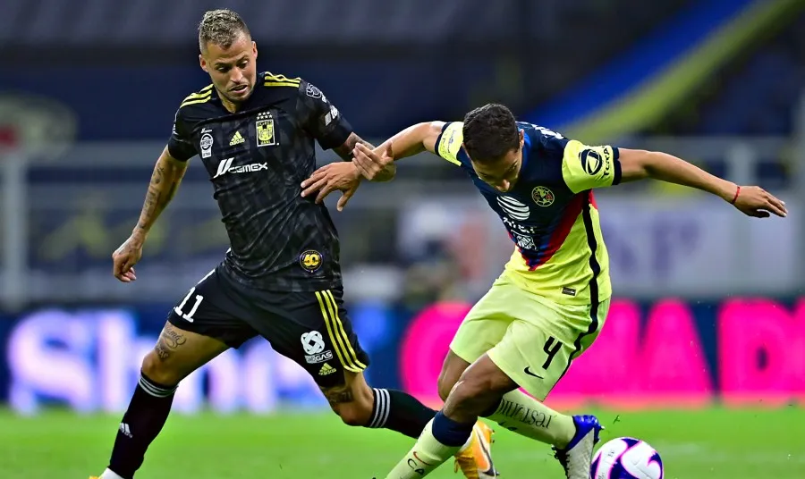 Nico López pelea el balón con Sebastián Cáceres