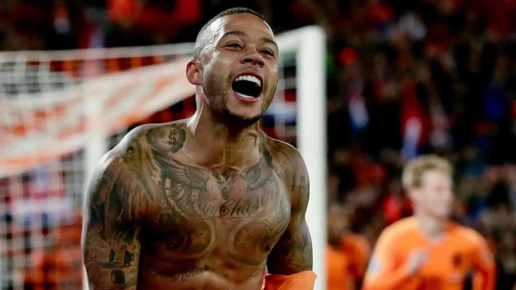Depay festejando tras anotar con Países Bajos