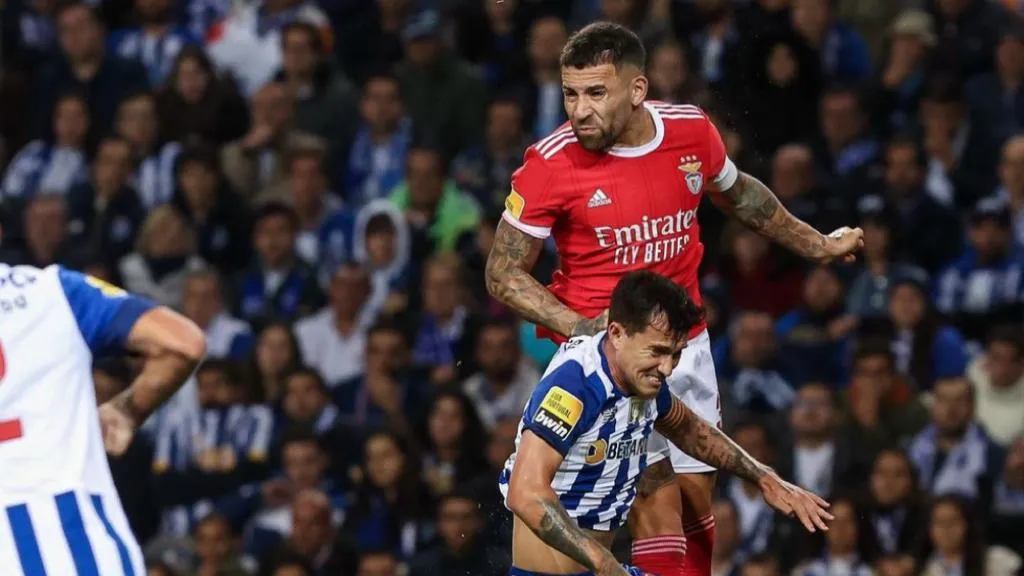 Otamendi ganando en el duelo aéreo