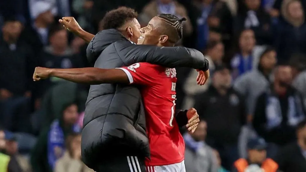 Neres festejando la victoria