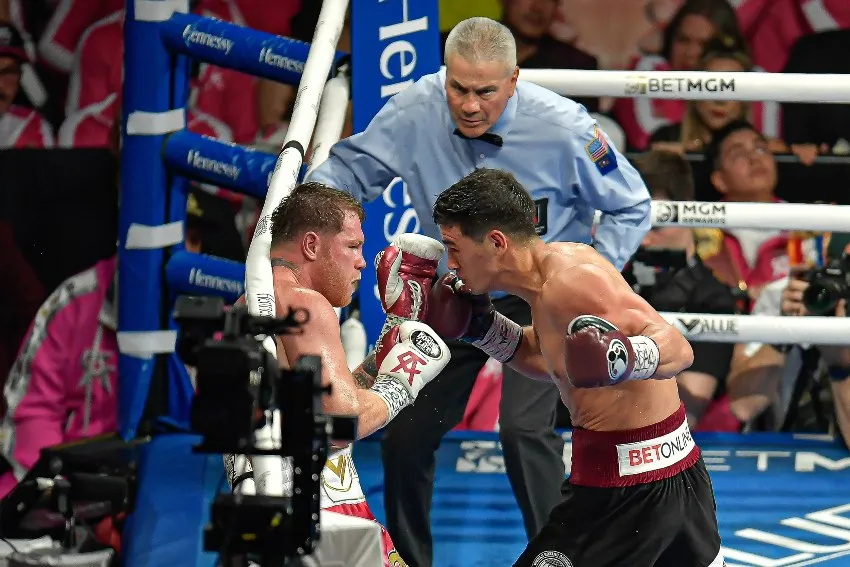 Canelo en su pelea vs Bivol