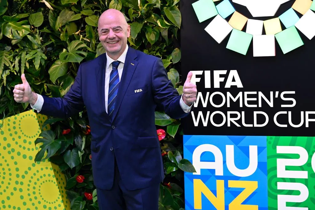 Infantino promoviendo el Mundial Femenil