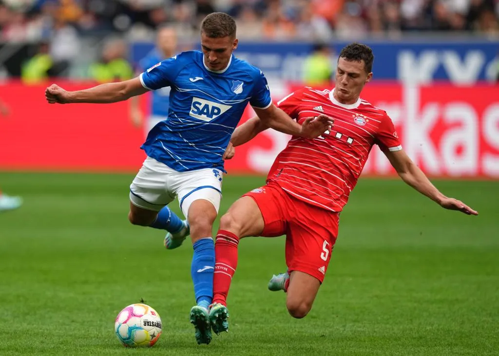 Pavard se vio superado en el ataque del local