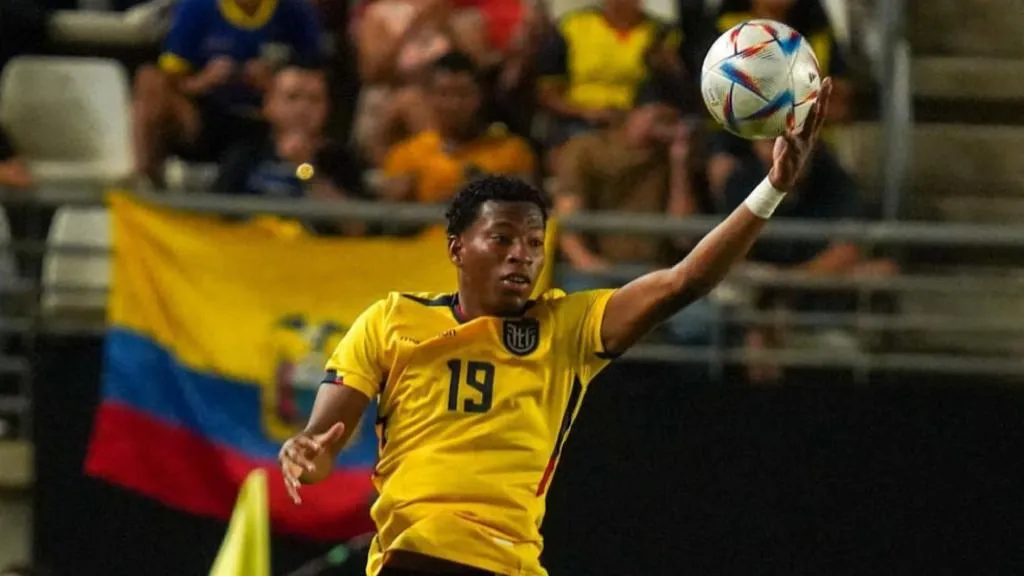 Caicedo sostiene el balón en el aire