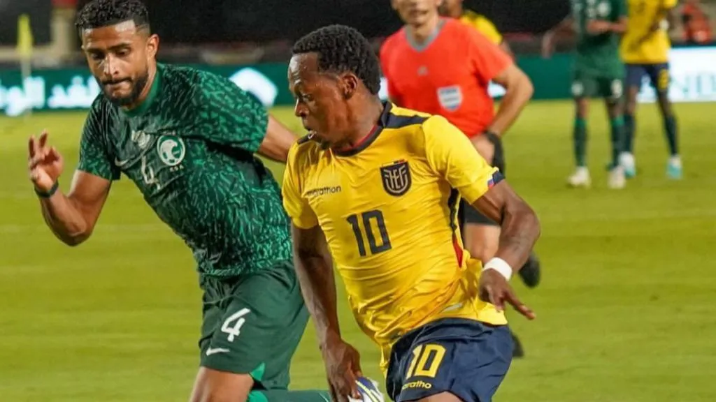 Romario Ibarra jugando con su Selección