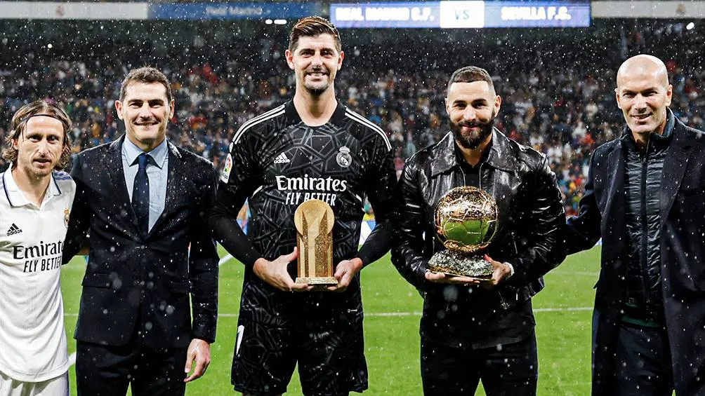 Cortouis y Benzema recibiendo sus premios