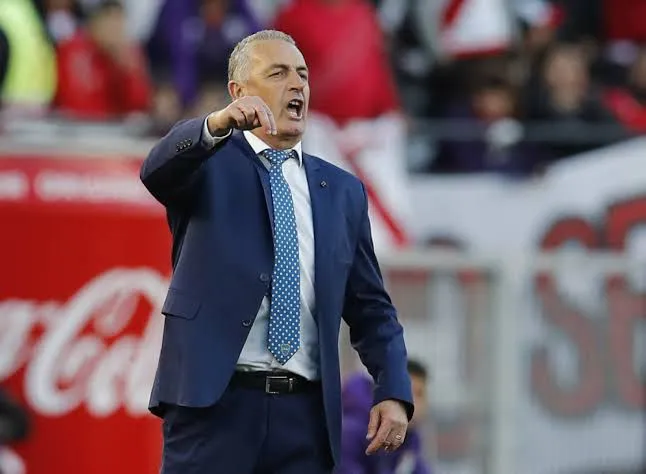 Gustavo Alfaro dirigiendo a Ecuador