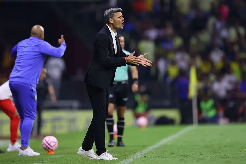 Fernando Ortiz dirigiendo al América