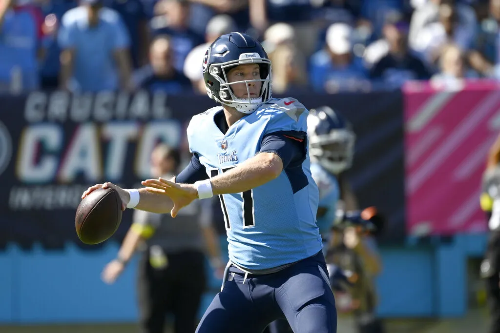 AP Ryan Tannehill en acción con Titans