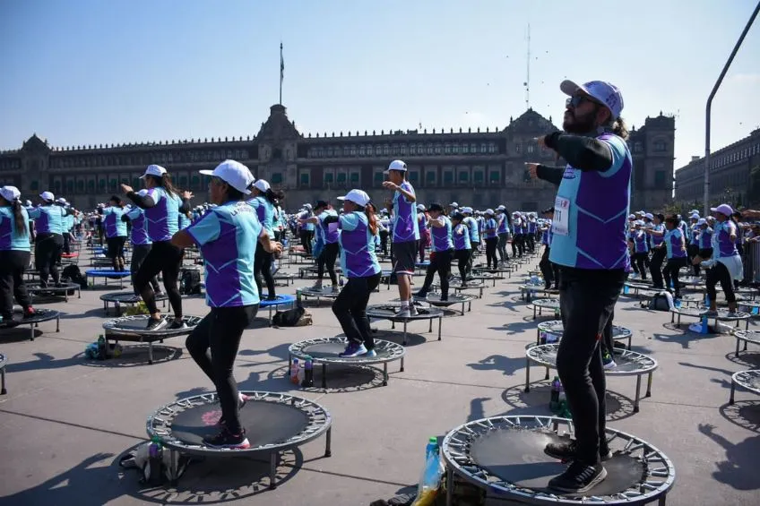 Personas en la clase de trampolines