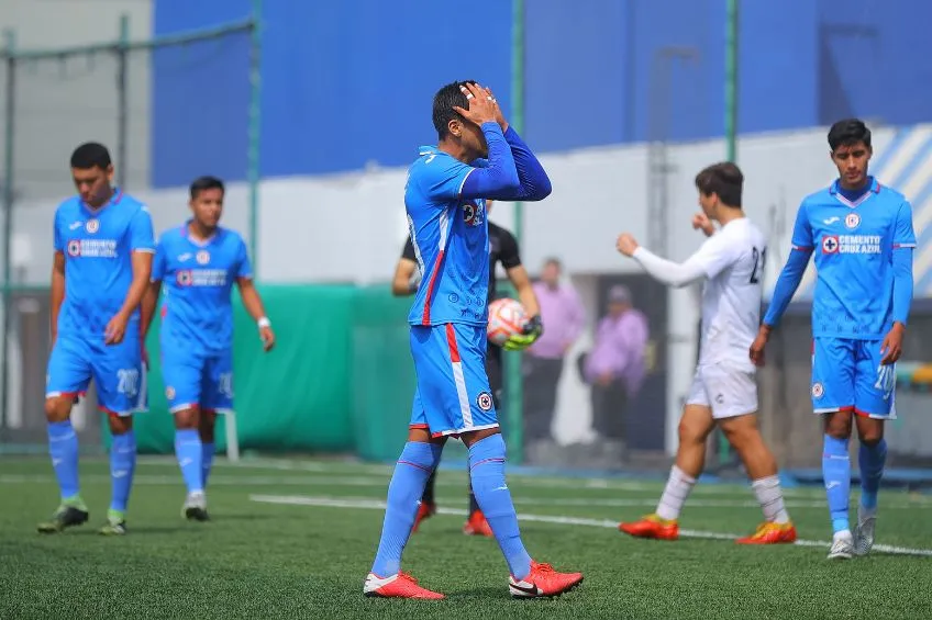 Jugador de Cruz Azul Sub 20 lamentando una derrota