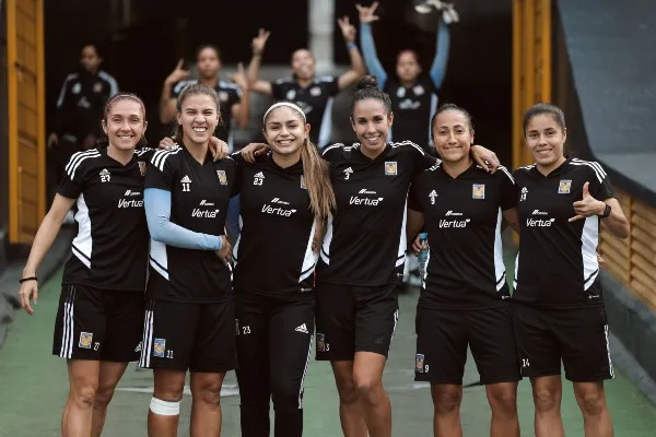 TWITTER @TigresFemenil Tigres posa previo a entrenamiento