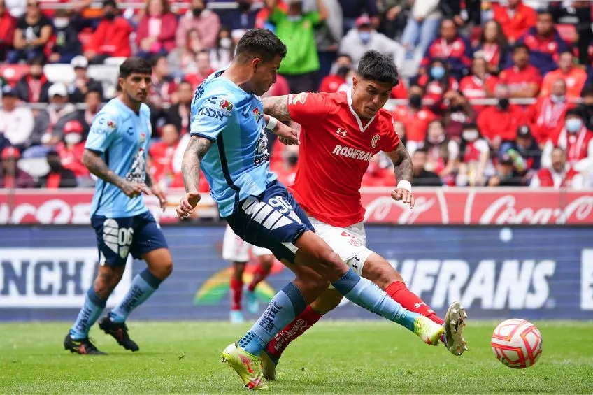 Jugadores de Pachuca y Toluca disputando un balón