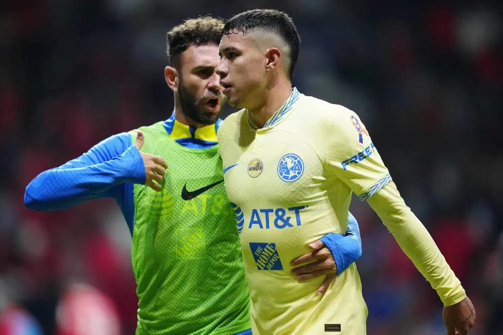 Miguel Layún trata de calmar a Emilio Lara