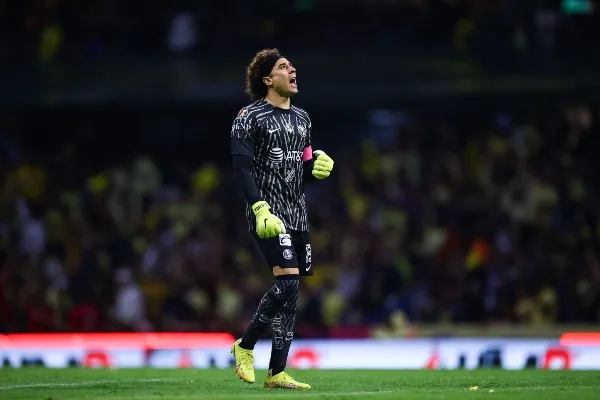 Memo Ochoa reacciona durante partido ante Toluca