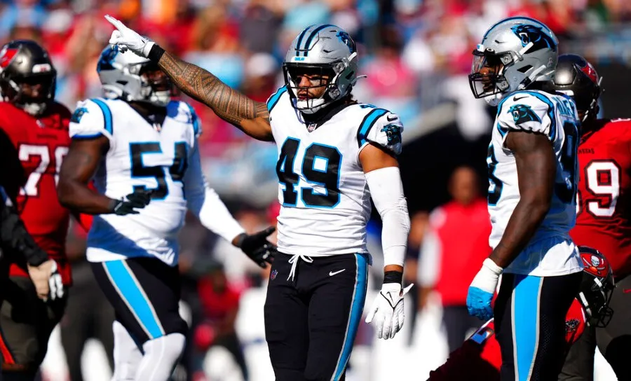 Frankie Luvu tras captura al quarterback