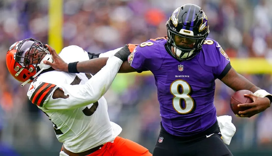 Lamar Jackson se deshace de Deion Jones