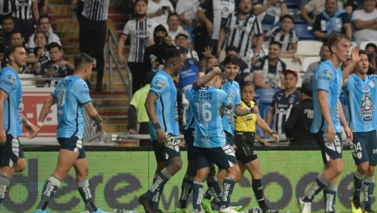 Jugadores de Pachuca festejando un gol