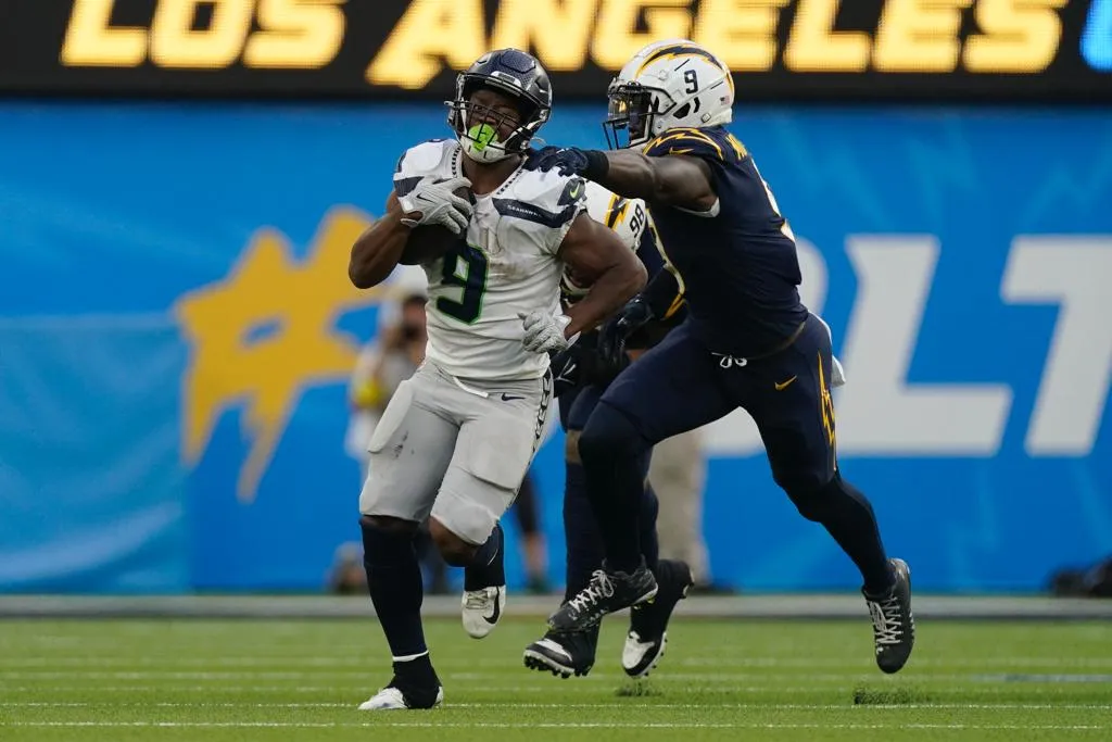 Walker tras escaparse de la defensores de los Chargers