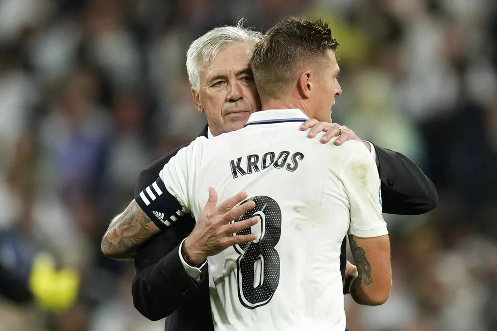 Carlo Ancelotti en abrazo con Kross