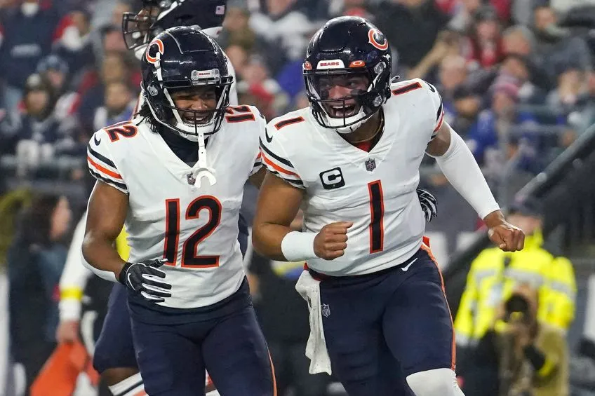 Justin Fields durante un partido de los Bears