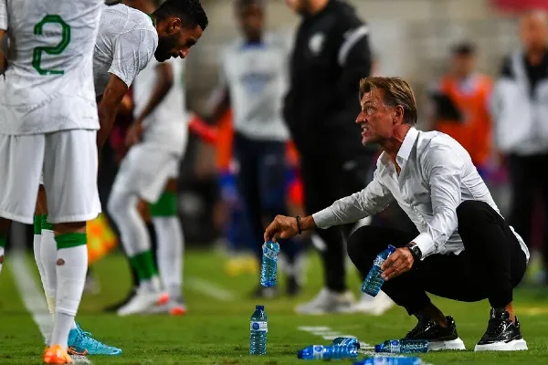 Renard dando indicaciones a sus seleccionados