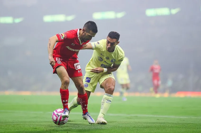 Sebastián Cáceres durante un partido del América