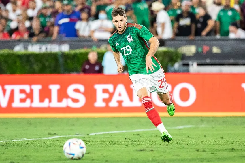 Santi Giménez en un partido del Tri